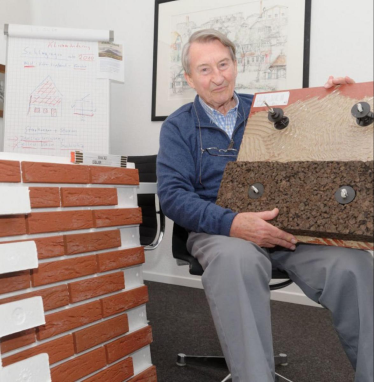 Wolfgang Haacke mit einem Isolierklinker-Element